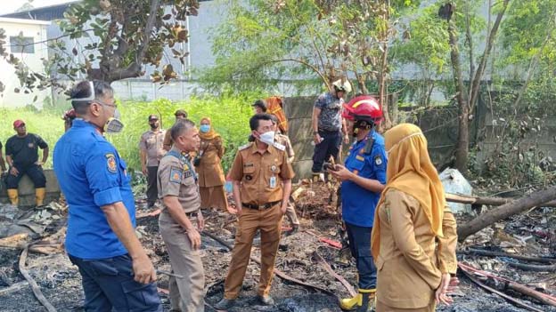 BPBD Kota Tangerang Padamkan Kebakaran Timbunan Limbah Karet