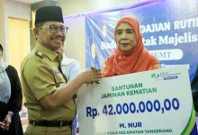 Walikota Tangerang Serahkan Santunan JKM ke Guru Ngaji