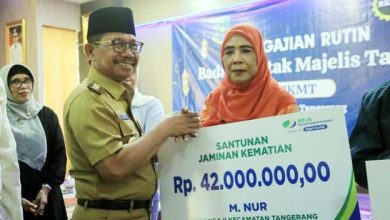 Walikota Tangerang Serahkan Santunan JKM ke Guru Ngaji