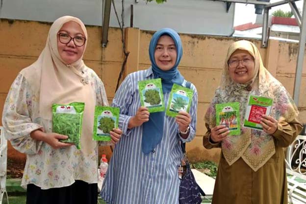 Pemkot Tangerang Serahkan Pupuk hingga Ratusan Benih untuk KWT
