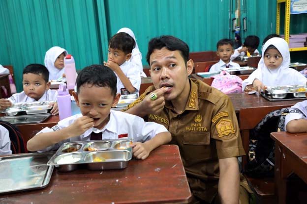 Wakil Walikota Serang Cicipi Makanan di Menu Program MBG