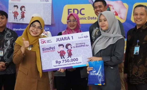 Bupati Pandeglang Meresmikan Program Mini Banking dan Literasi Keuangan
