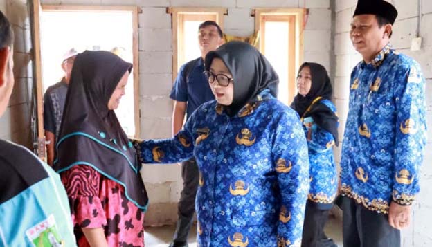 Wabup Tangerang Tinjau Pelaksanan Program Bedah Rumah di Kemiri