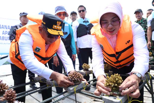 Gubernur Andra Soni Pimpin Pengayaan Terumbu Karang di Carita