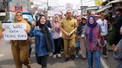 Benyamin Davnie bersama Warga Tolak Penutupan Akses Jalan Serpong-Parung