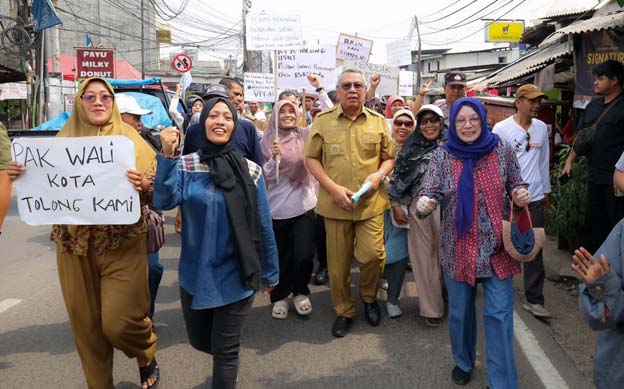 Benyamin Davnie bersama Warga Tolak Penutupan Akses Jalan Serpong-Parung