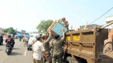 Satpol PP Kota Tangerang Lakukan Penertiban PKL Liar di Pasar Anyar