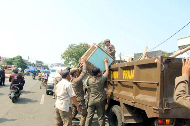 Satpol PP Kota Tangerang Lakukan Penertiban PKL Liar di Pasar Anyar