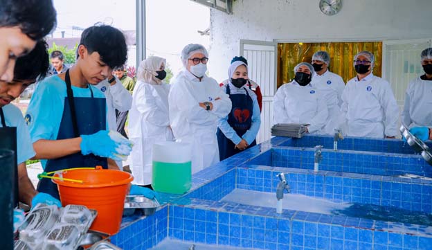 Pilar Saga Tinjau Dapur MBG, Pastikan Layak dan Sesuai Prosedur