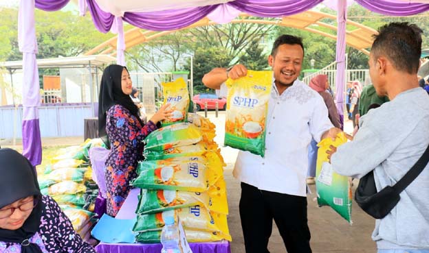 Sambut HUT ke-393, Pemkab Tangerang Salurkan 2000 Paket Sembako dan Beras