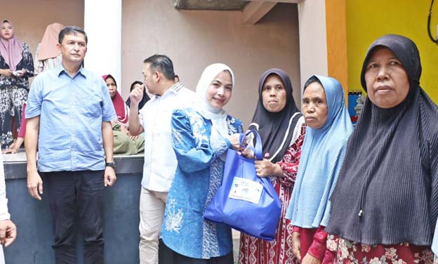 Bupati Serang Ratu Zakiyah Salurkan 1000 Paket Sembako di Pabuaran