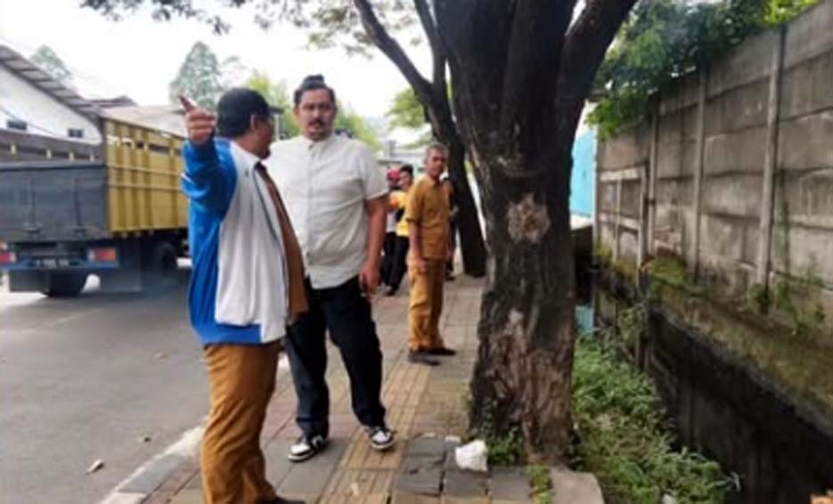 Wakil Ketua DPRD Andri S Permana Tinjau Normalisasi Saluran Air di Kecamatan Periuk