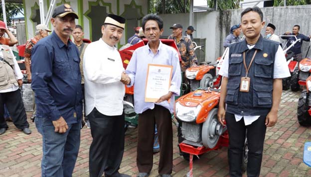 Pemkab Tangerang Serahkan 37 Unit Alsintan untuk Produktivitas Petani