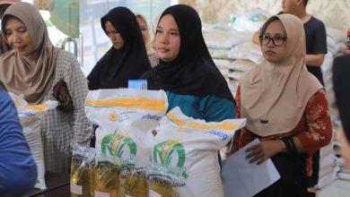 Warga Kota Tangerang Antusias Terima Bantuan Sosial Beras 20 Kg