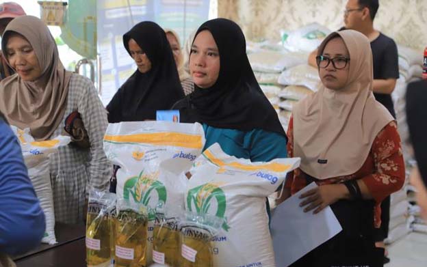 Warga Kota Tangerang Antusias Terima Bantuan Sosial Beras 20 Kg
