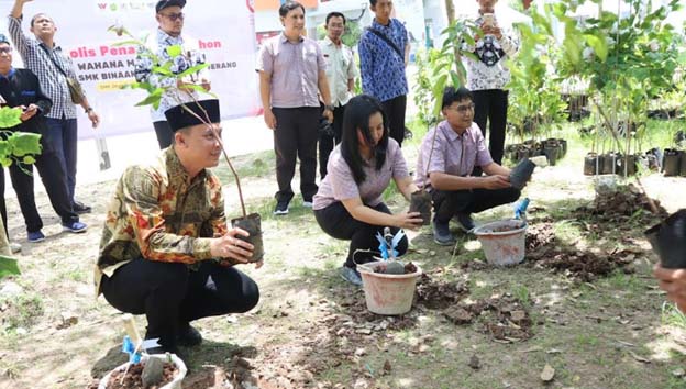 WMS Gelar Acara Penyerahan 2.000 Bibit Pohon ke 56 SMK Binaan