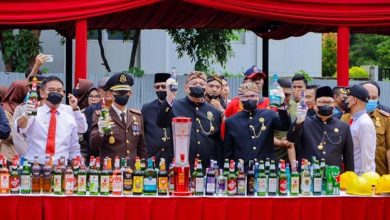 Pemkot Tangsel Musnahkan 13.970 Botol Minuman Keras Ilegal