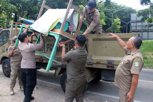 Satpol PP Kota Tangerang Tertibkan PKL Liar di Jalan Benteng Betawi