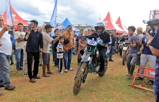 Sachrudin Lakukan Aksi di Penutupan Kejurnas Motorcross Tangerang