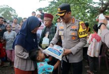 Kapolres Bagikan Sembako dan Cek Kesehatan Gratis di Karawaci