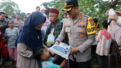 Kapolres Bagikan Sembako dan Cek Kesehatan Gratis di Karawaci
