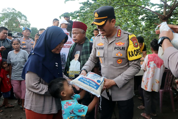 Kapolres Bagikan Sembako dan Cek Kesehatan Gratis di Karawaci