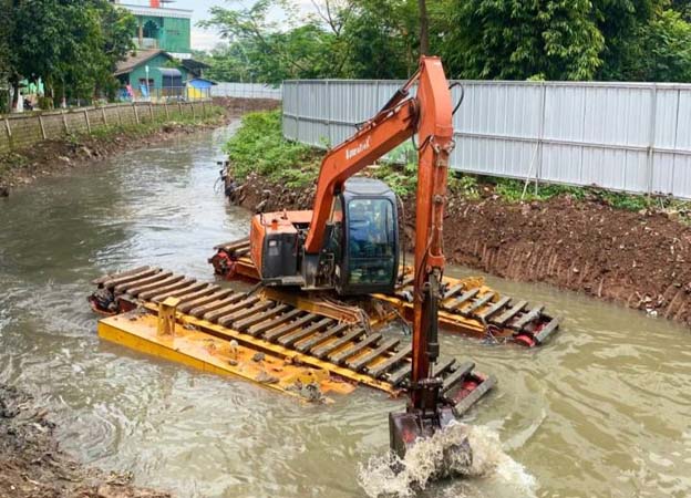 Pemkot Tangerang Terjunkan Alat Berat untuk Normalisasi Kali Angke