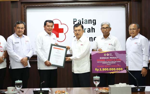 Bupati Tangerang Serahkan Donasi Rp1,5 Miliar untuk Korban di Sumatera