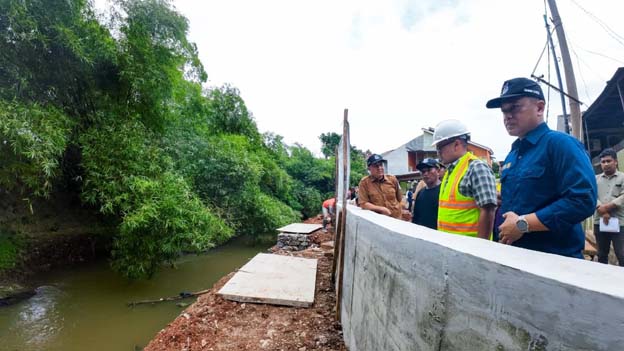Pemkot Tangsel Bangun Turap dan Beronjong Penanganan Banjir di Ciputat