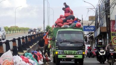 Pemkot Tangsel Angkut Penumpukan Sampah Jalanan Secara Bertahap