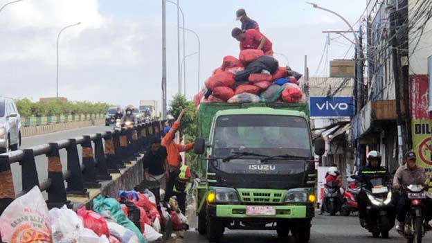 Pemkot Tangsel Angkut Penumpukan Sampah Jalanan Secara Bertahap
