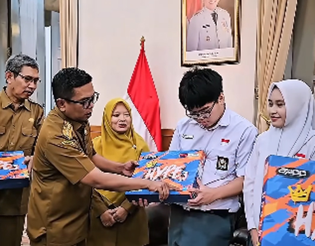 Andra Soni Apresiasi Peraih Juara I Lomba Cerdas Cermat BPK RI