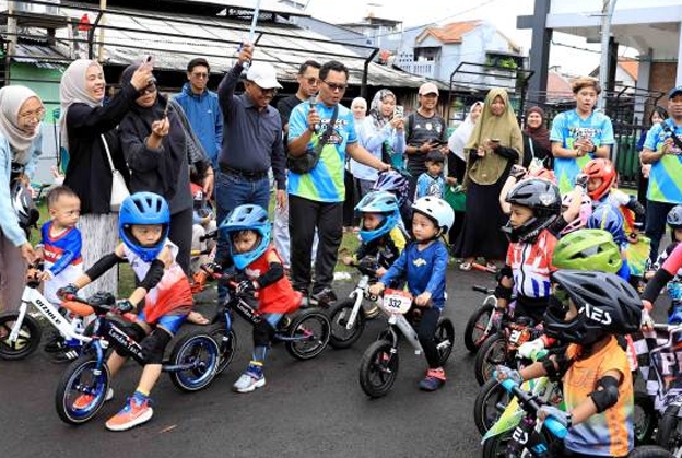 Sehat Sejak Dini, Sachrudin Buka Latihan Push Bike di Cipondoh