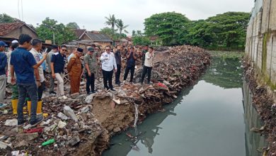 Pemkot Serang Tertibkan Puluhan Bangunan Liar di Kali Kroya