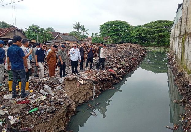 Pemkot Serang Tertibkan Puluhan Bangunan Liar di Kali Kroya