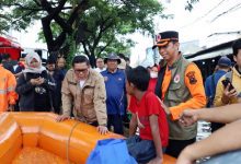 Petugas Gabungan Pemkot Tangerang Tangani Banjir Akibat Luapan Kali Sabi