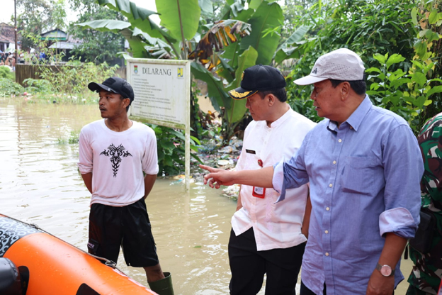 Bupati Tangerang Tinjau Lokasi Banjir di Kampung Nyompok Girang