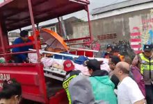 Petugas BPBD Kota Tangerang Evakuasi Lansia Menggunakan Truk