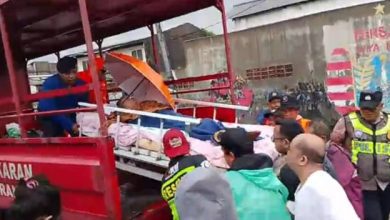 Petugas BPBD Kota Tangerang Evakuasi Lansia Menggunakan Truk