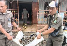 Satpol PP Kota Tangerang Bantu Bersihkan Rumah Warga Pascabanjir