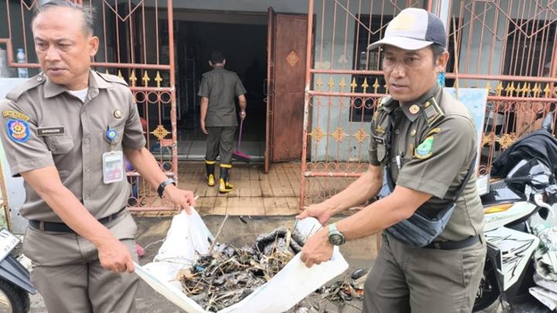 Satpol PP Kota Tangerang Bantu Bersihkan Rumah Warga Pascabanjir