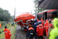 Kereta Bandara Tabrak Truk Trailer di Perlintasan Stasiun Poris