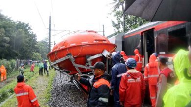 Kereta Bandara Tabrak Truk Trailer di Perlintasan Stasiun Poris