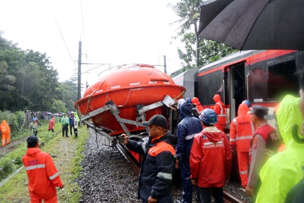 Kereta Bandara Tabrak Truk Trailer di Perlintasan Stasiun Poris