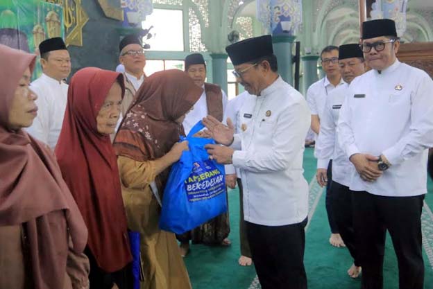 Tasyakuran 1 Tahun, Sachrudin-Maryono Berbagi Paket Sembako