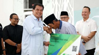 Bupati Tangerang Serahkan Bantuan BPJS Ketenagakerjaan untuk Guru Ngaji