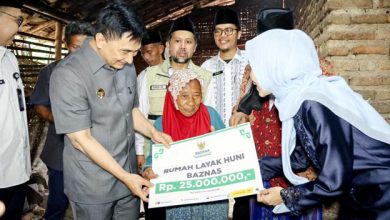 Wagub Banten Serahkan Bantuan untuk Renovasi RTLH di Serang