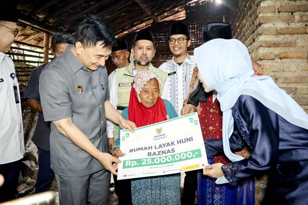 Wagub Banten Serahkan Bantuan untuk Renovasi RTLH di Serang