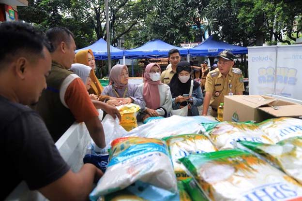 HUT ke-33 Kota Tangerang, Warga Cipadu Serbu Gampang Sembako