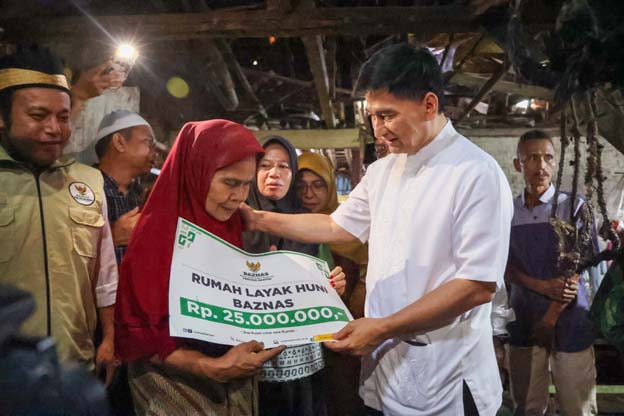 Wagub Banten Serahkan Bantuan Renovasi RTLH di Pandeglang